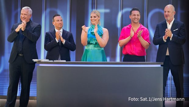 Am heutigen 16. November präsentiert Angelina Kirsch in Sat.1 das große Finale der Jubiläumsstaffel von „The Taste“. Ab 20:15 Uhr müssen die Teams von Alexander Herrmann, Frank Rosin, Alexander Kumptner und Tim Raue ein letztes Mal zeigen, wer den Sieg und somit das Preisgeld von 50.000 Euro sowie ein eigenes Kochbuch verdient hat. (Foto: Sat.1/Jens Hartmann)