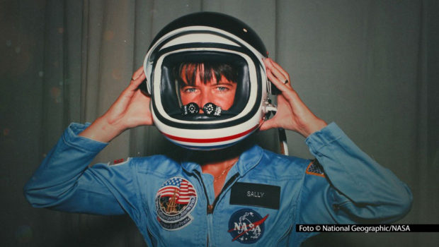 NASA Astronaut Sally Ride posing with her space helmet during her time in training as a mission specialist for NASA's STS-7 spaceflight. HP_SALLY_Sally Ride_Foto National Geographic_NASA