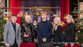 Die neue Ausgabe von „Unser Festtagsmenü“ läuft am dritten Adventssonntag, den 17. Dezember, um 17:30 Uhr in Sat.1. An der festlichen Tafel sitzen diesmal Tim Bendzko, Ross Antony mit Paul Reeves sowie Janine Kunze und ihre Tochter Lili Budach. (Foto: Joyn/Markus Hertrich)