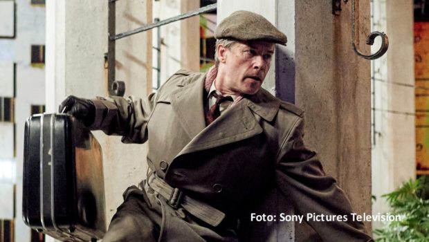 Die sechsteilige Miniserie „A Spy Among Friends“ ist seit dem 9. Dezember exklusiv in Deutschland bei MagentaTV zu sehen. Sie basiert auf der wahren Geschichte des von Guy Pearce gespielten Kim Philby. Der gab nach dem Zweiten Weltkrieg als britischer MI6-Agent Geheimnisse an die Sowjetunion weiter. (Foto: Sony Pictures Television)