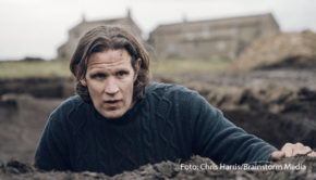 Das Folk-Horrordrama „Starve Acre“ nach dem Roman von Andrew Michael Hurley feiert am 17. Oktober exklusiv bei MagentaTV seine Deutschlandpremiere. In den Hauptrollen sind Matt Smith („Doctor Who“) und Morfydd Clark („Der Herr der Ringe: Die Ringe der Macht“) zu sehen. (Foto: Chris Harris/ Brainstorm Media)