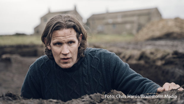 Das Folk-Horrordrama „Starve Acre“ nach dem Roman von Andrew Michael Hurley feiert am 17. Oktober exklusiv bei MagentaTV seine Deutschlandpremiere. In den Hauptrollen sind Matt Smith („Doctor Who“) und Morfydd Clark („Der Herr der Ringe: Die Ringe der Macht“) zu sehen. (Foto: Chris Harris/ Brainstorm Media)