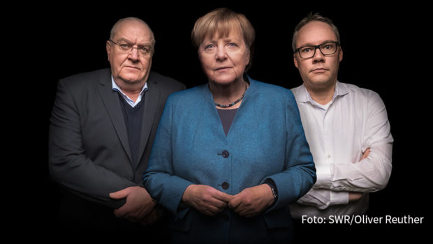 Als Ehrengast wirkt die ehemalige Bundeskanzlerin Angela Merkel in drei neuen Folgen des True-Crime-Podcasts „Sprechen wir über Mord!?“ von SWR2 mit. Im Gespräch mit den Hosts Thomas Fischer und Holger Schmidt geht’s um Straftaten in Richard Wagners Opernzyklus „Der Ring des Nibelungen“. (Foto: SWR/Oliver Reuther)