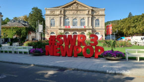 Ab dem 14. September wird Baden-Baden wieder für drei volle Tage zur New Pop City. Das SWR3 Musik-Festival startet am Freitag mit dem Auftritt von Singer-Songwriter Kamrad und endet am Samstagabend mit der großen „New Pop Cupra DJ Night“. (Foto: smalltalk)