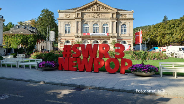 Ab dem 14. September wird Baden-Baden wieder für drei volle Tage zur New Pop City. Das SWR3 Musik-Festival startet am Freitag mit dem Auftritt von Singer-Songwriter Kamrad und endet am Samstagabend mit der großen „New Pop Cupra DJ Night“. (Foto: smalltalk)