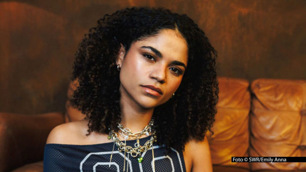 Das SWR3 New Pop Festival findet zum 30. Mal statt. Mittlerweile steht auch das Programm für die kostenfreien Open-Air-Shows am Kurhaus Baden-Baden. So tritt u.a. die Londoner Singer-Songwriterin Persia Holder auf, die unlängst ihre Debüt-EP „I Didn't Think You'd Hear This“ veröffentlicht hat. Foto © SWR/Anna Emily