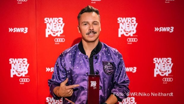 Erstmals seit 2019 konnte das SWR3 New Pop Festival in Baden-Baden wieder in vollem Umfang stattfinden. Mehr als 40.000 Fans kamen laut Angaben der Ausrichter zu den Veranstaltungen in Baden-Baden. Dabei konnte sich Purple Disco Machine über den „SWR3 New Pop Award“ freuen. (Foto: SWR/Niko Neithardt)