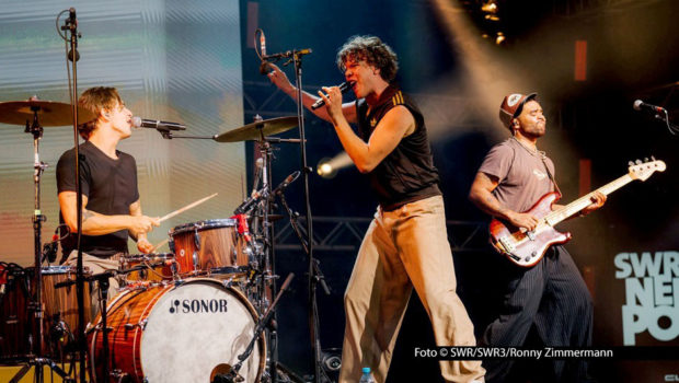 Vor vollem Haus fanden die Aufritte von arrivierten Stars und Newcomern beim SWR3 New Pop Festival 2025 in Baden-Baden statt. Auch Sänger Zartmann sorgte mit seiner Band und Hits wie „Tau mich auf“ im Kurhaus für beste Stimmung. SWR3_Ronny-Zimmermann.