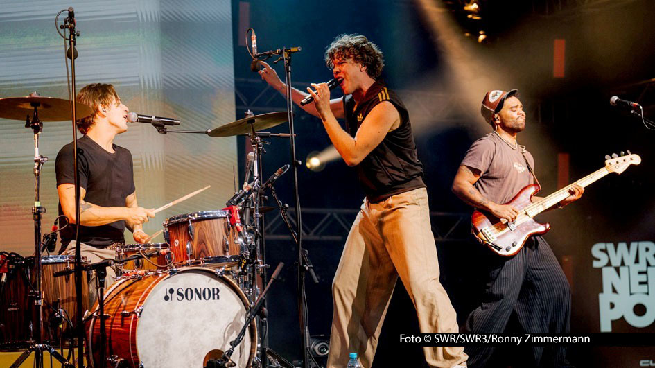 Vor vollem Haus fanden die Aufritte von arrivierten Stars und Newcomern beim SWR3 New Pop Festival 2025 in Baden-Baden statt. Auch Sänger Zartmann sorgte mit seiner Band und Hits wie „Tau mich auf“ im Kurhaus für beste Stimmung. SWR3_Ronny-Zimmermann.