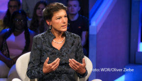 Mit dem „Bündnis Sahra Wagenknecht“ will die Bundestagsabgeordnete Sahra Wagenknecht künftig ihren politischen Weg abseits der Linken weitergehen. Was sie den Wählerinnen und Wählern verspricht, erklärt die Politikerin am 7. November in der ARD-Talkshow „Maischberger“. (Foto: WDR/Oliver Ziebe)