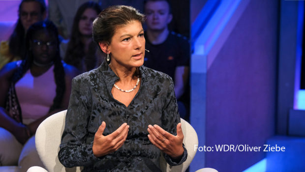 Mit dem „Bündnis Sahra Wagenknecht“ will die Bundestagsabgeordnete Sahra Wagenknecht künftig ihren politischen Weg abseits der Linken weitergehen. Was sie den Wählerinnen und Wählern verspricht, erklärt die Politikerin am 7. November in der ARD-Talkshow „Maischberger“. (Foto: WDR/Oliver Ziebe)