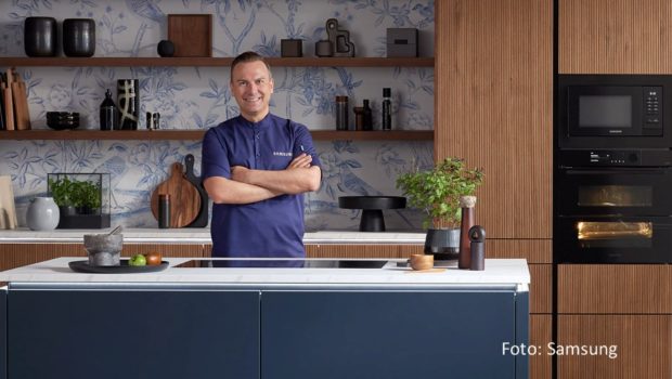 Zwei-Sterne-Koch Tim Raue, der Hausgeräte-Hersteller Samsung sowie die Gemeinschaft der Küchen- und Hausgeräteunternehmer (GEDK) haben gemeinsam die auf Premium-Niveau ausgestattete „Tim Raue Küche“ entwickelt. Sie soll in Kürze bei ausgewählten Fachhändlern erhältlich sein. (Foto: Samsung)