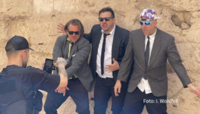 „Unser Image ist im Arsch!“ Das behaupten jedenfalls Mallorca-Sänger Samu und das Party-Duo Die Atzen in ihrem gemeinsamen Song „Image“. Das dazugehörige Video entstand in einem Museumsdorf mitten in Palma. Passend dazu läuft im „Megapark“, dem größten Club Mallorcas, die Saisoneröffnung. (Foto: Ingo Wohlfeil)