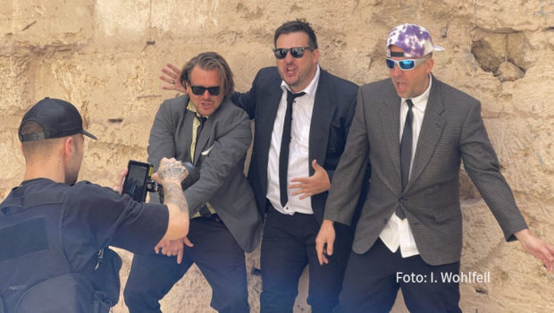 „Unser Image ist im Arsch!“ Das behaupten jedenfalls Mallorca-Sänger Samu und das Party-Duo Die Atzen in ihrem gemeinsamen Song „Image“. Das dazugehörige Video entstand in einem Museumsdorf mitten in Palma. Passend dazu läuft im „Megapark“, dem größten Club Mallorcas, die Saisoneröffnung. (Foto: Ingo Wohlfeil)