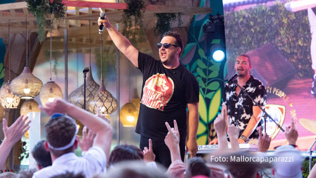 Der inoffizielle Startschuss zur Partysaison auf Mallorca fällt am 17. April im Kultlokal „Bierkönig“ an der Playa de Palma. Am 25. April folgt das Opening im „Megapark“. Mit von der Partie sind dort u.a. Stars wie Mickie Krause. Zur Einstimmung singt sein Kollege Samu die Hymne: „Wenn der Flügel sich neigt“. (Foto: Mallorcapaparazzi)