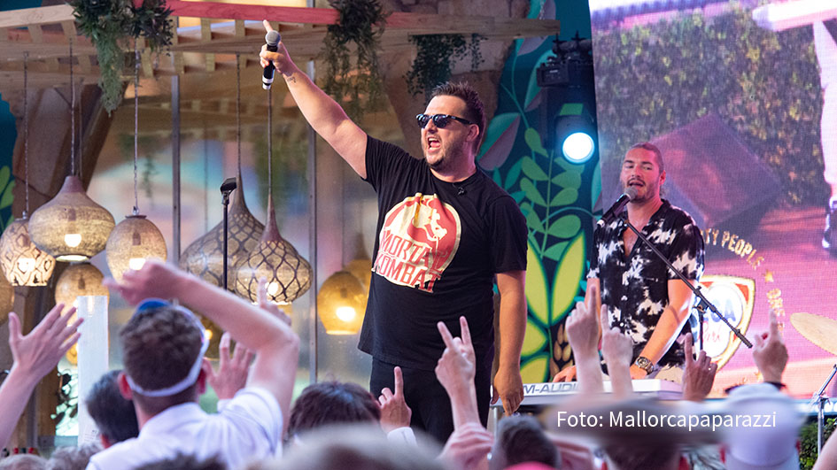 Der inoffizielle Startschuss zur Partysaison auf Mallorca fällt am 17. April im Kultlokal „Bierkönig“ an der Playa de Palma. Am 25. April folgt das Opening im „Megapark“. Mit von der Partie sind dort u.a. Stars wie Mickie Krause. Zur Einstimmung singt sein Kollege Samu die Hymne: „Wenn der Flügel sich neigt“. (Foto: Mallorcapaparazzi)