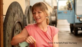 Der Publikumspreis „Die Goldene Henne“ wird in diesem Jahr zum 30. Mal vergeben. Am 12. September startet das Voting in den vier Hauptkategorien. Nominiert sind u.a. Schauspielerin Sandra Hüller, Moderatorin Esther Sedlaczek, Sänger Max Giesinger und Kugelstoß-Olympiasiegerin Yemisi Ogunleye. (Foto: X Verleih/Peter Hartwig)