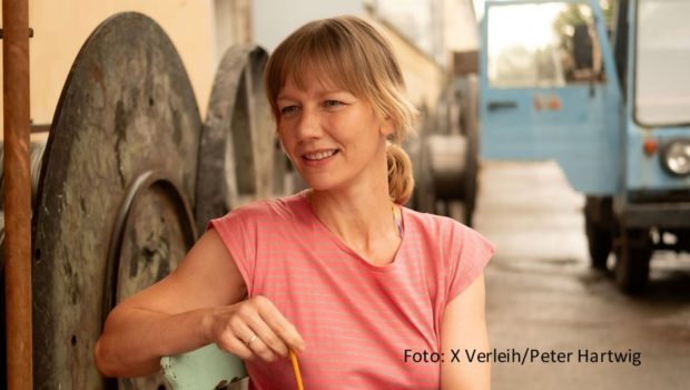 Der Publikumspreis „Die Goldene Henne“ wird in diesem Jahr zum 30. Mal vergeben. Am 12. September startet das Voting in den vier Hauptkategorien. Nominiert sind u.a. Schauspielerin Sandra Hüller, Moderatorin Esther Sedlaczek, Sänger Max Giesinger und Kugelstoß-Olympiasiegerin Yemisi Ogunleye. (Foto: X Verleih/Peter Hartwig)