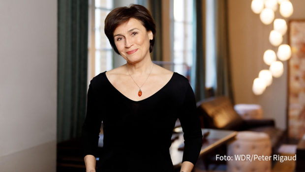 Bundesumweltminister Robert Habeck möchte zwei Atomkraftwerke bereithalten, um einen möglichen Blackout zu verhindern. Bei Sandra Maischberger spricht der Vizekanzler über die aktuellen Maßnahmen der Regierung. Zu Gast sind u.a. auch Altbundespräsident Christian Wulff sowie die Journalistin Petra Gerster. (Foto: WDR/Peter Rigaud)