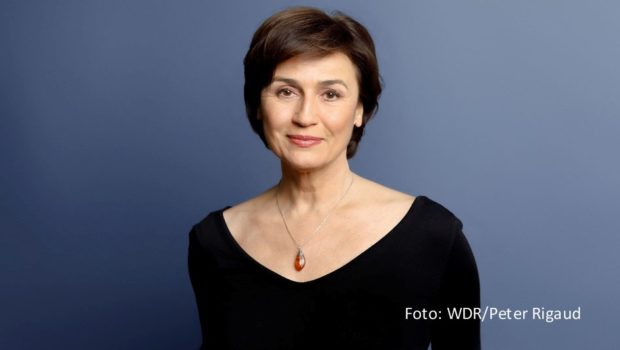 Wegen einer Fußball-Übertragung aus Katar lädt Moderatorin Sandra Maischberger in dieser Woche nur zu einer Ausgabe ihrer Talkshow im Ersten ein. Am morgigen 7. Dezember begrüßt sie als Gäste u.a. die Bundesinnenministerin Nancy Faeser und den Polarforscher Arved Fuchs. (Foto: WDR/Peter Rigaud)