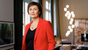 Die Sommerpause für „Maischberger“ ist beendet. In ihrer ARD-Talkshow begrüßt die Moderatorin am 30. August u.a. den ehemaligen SPD-Chef Sigmar Gabriel und den früheren Spitzensportler Jan Hempel als Gäste. (Foto: WDR/Peter Rigaud)