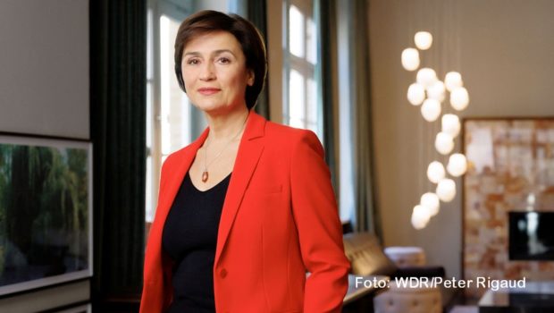 Die Sommerpause für „Maischberger“ ist beendet. In ihrer ARD-Talkshow begrüßt die Moderatorin am 30. August u.a. den ehemaligen SPD-Chef Sigmar Gabriel und den früheren Spitzensportler Jan Hempel als Gäste. (Foto: WDR/Peter Rigaud)