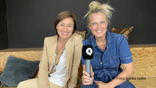 Nach über drei Jahren ist Sandra Maischberger zurück im „Mit den Waffeln einer Frau“-Studio. Bei ihrem zweiten Besuch beim barba radio-Podcast, spricht die Moderatorin gemeinsam mit Barbara Schöneberger über ihren Auftritt bei „Verstehen Sie Spaß?“, ihre Sucht nach Schokolade sowie ihren ersten Urlaub ohne Eltern. (Foto: barba radio)