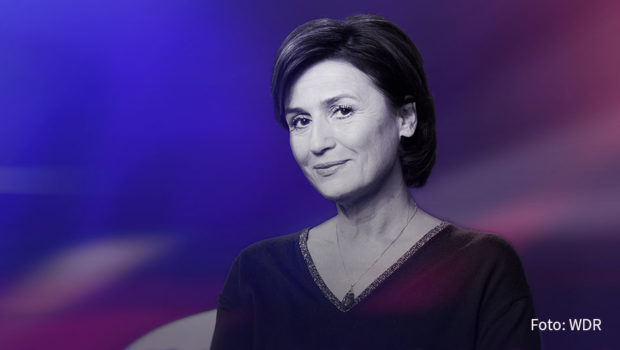 In der aktuellen Ausgabe von „Maischberger. Der Podcast“ trifft Gastgeberin Sandra Maischberger auf den Stand-up-Comedian Felix Lobrecht. Gesprochen wird über seine Kindheit in Neukölln, das liebe Geld und die Frage, wie es mit seiner Comedy-Karriere weitergeht. (Foto: WDR)