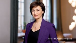 In der Dienstagsausgabe ihrer ARD-Talkshow spricht Sandra Maischberger einmal mehr über die aktuelle Corona-Lage – selbstverständlich mit Bundesgesundheitsminister Karl Lauterbach. Außerdem soll’s u.a. im Talk mit ARD-Moderator Ingo Zamperoni um den Krieg in der Ukraine gehen. (Foto: WDR/Peter Rigaud)