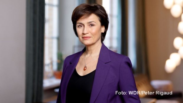 Am 24. Januar lädt Sandra Maischberger zu einer neuen Ausgabe ihrer ARD-Talkshow ein. Zu Gast ist u.a. der SPD-Generalsekretär Kevin Kühnert, der sich der Diskussion über die derzeitigen Probleme innerhalb der Ampelkoalition stellen wird. (Foto: WDR/Peter Rigaud)