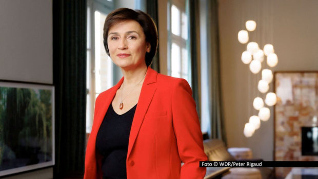 TV-Journalistin Sandra Maischberger lädt am 11. November zu einer weiteren Ausgabe ihrer Talkshow im Ersten ein. Zu Gast sind u.a. der ehemalige Bundesaußenminister Sigmar Gabriel und der US-amerikanische Kommunikationsexperte Bryan Lanza. (Foto © WDR/Peter Rigaud)