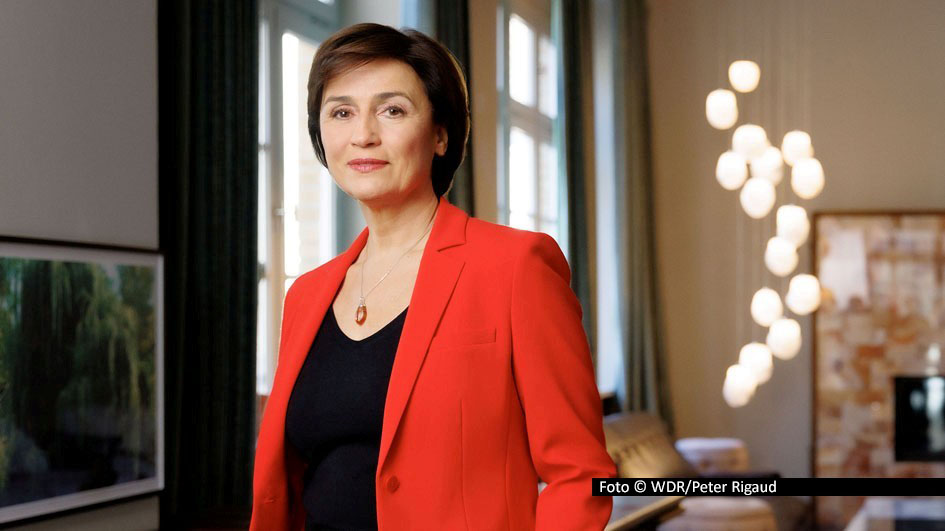 TV-Journalistin Sandra Maischberger lädt am 11. November zu einer weiteren Ausgabe ihrer Talkshow im Ersten ein. Zu Gast sind u.a. der ehemalige Bundesaußenminister Sigmar Gabriel und der US-amerikanische Kommunikationsexperte Bryan Lanza. (Foto © WDR/Peter Rigaud)