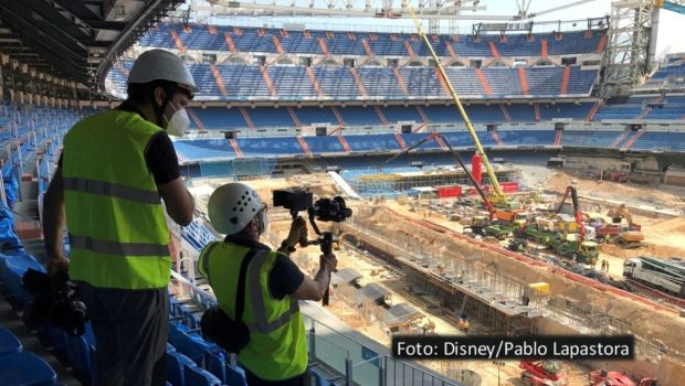 Das legendäre Stadion des spanischen Fußball-Spitzenclubs Real Madrid wurde während des laufenden Spielbetriebs über fünf Jahre in eine moderne Multifunktionsarena umgestaltet. Die National Geographic-Dokumentation über das ambitionierte Bauprojekt feiert am 10. Dezember ihre deutsche TV-Premiere. (Foto: Disney/Pablo Lapastora)
