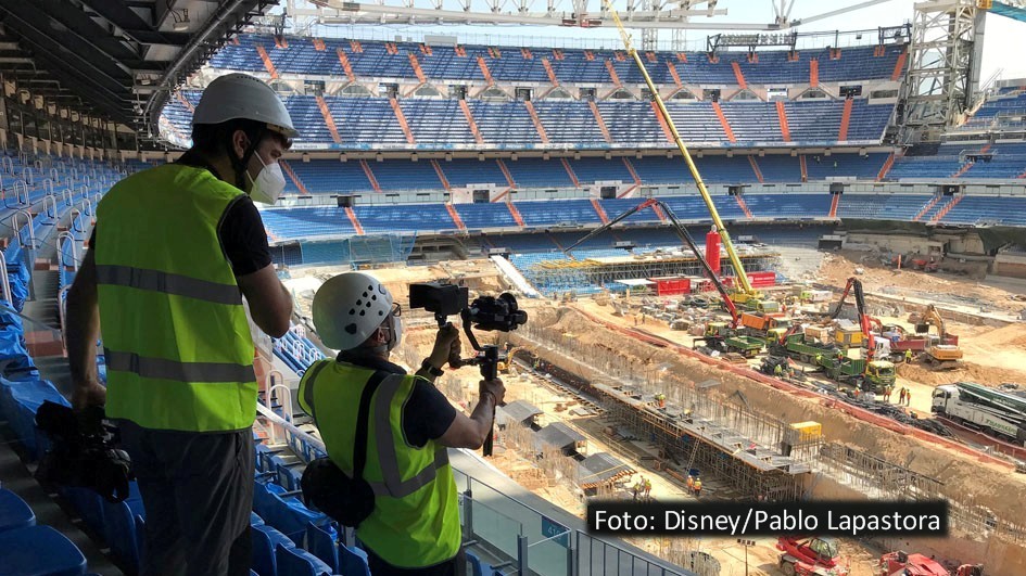 Das legendäre Stadion des spanischen Fußball-Spitzenclubs Real Madrid wurde während des laufenden Spielbetriebs über fünf Jahre in eine moderne Multifunktionsarena umgestaltet. Die National Geographic-Dokumentation über das ambitionierte Bauprojekt feiert am 10. Dezember ihre deutsche TV-Premiere. (Foto: Disney/Pablo Lapastora)