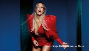 Sängerin Sarah Connor hat die festliche Zeit mit einem eigenen Weihnachtsalbum eingeläutet, auf dem es nicht nur besinnlich zugeht. Beispielsweise über dieses Thema spricht sie am 25. November bei „3nach9“. Weitere Talkgäste sind u.a. Rudi Völler, Sky du Mont und Hannes Jaenicke. (Foto: Sonja Müller/Universal Music)