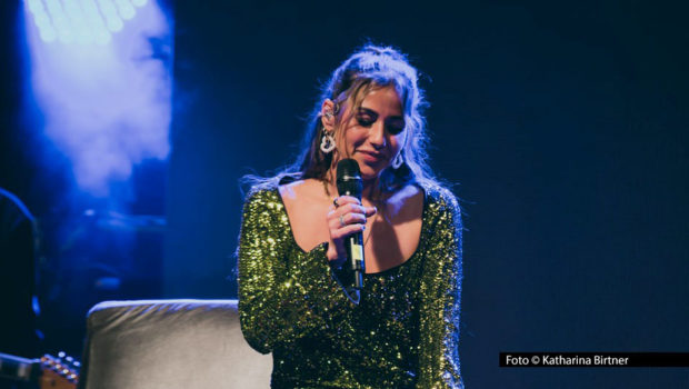 In Weissach und Böblingen spielte Sarah Engels mit ihrer kleinen Band zwei ausverkaufte „Couchkonzerte“ im intimen Rahmen. Jeweils 400 Fans erlebten einen persönlichen und emotionalen Abend mit musikalischen Highlights aus der bisherigen Laufbahn der Sängerin. (Foto: Katharina Birtner)