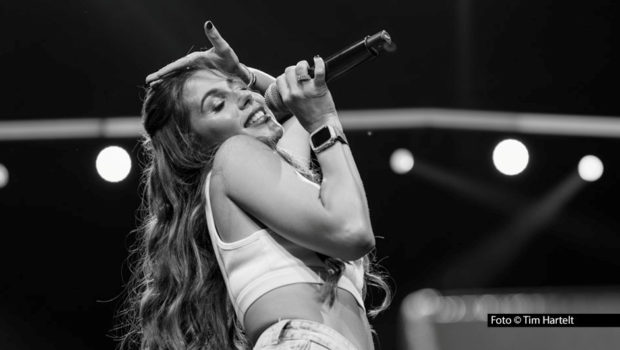 Sängerin Sarah Engels gehört zu den namhaften Musik-Acts, die im Juli beim fünftägigen Sommerfestival „Sonne, Strand und Sterne“ im Ostseebad Grömitz auftreten. Mit dabei sind darüber hinaus u.a. Vanessa Mai, Wincent Weiss, Kamrad und Anna-Maria Zimmermann. (Foto: © Tim Hartelt)