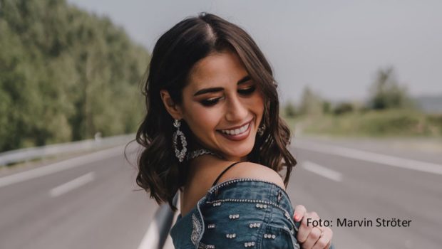 In der ersten Jahreshälfte 2024 stehen sieben weitere Ausgaben der erfolgreichen „Schlagernacht des Jahres“ auf dem Programm. Für drei Spielorte sind die Line-ups mittlerweile bekannt. Beispielsweise tritt Entertainerin Sarah Engels auf, ebenso wie Vanessa Mai, Michael Holm und Eloy de Jong. (Foto: Marvin Ströter)