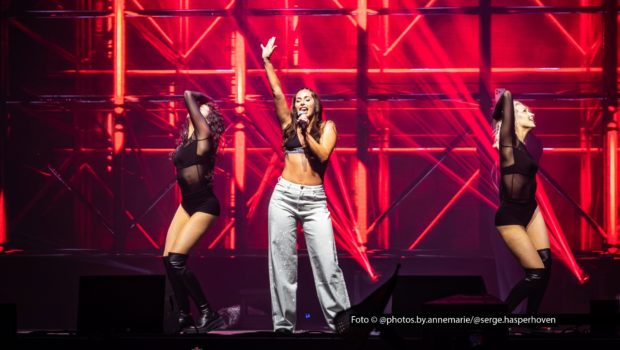 Am 11. April stieg in Amsterdam die größte ESC Pre-Party vor dem großen Finale im Mai. Auch der deutsche Act war dabei: Sängerin Sarah Engels präsentierte ihren Song „Fire“ und stellte sich beim Presse-Event den Fragen der europäischen Medien. (Foto © @photos.by.annemarie/@serge.hasperhoven)