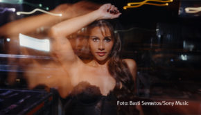Seit dem 31. Mai gibt’s neue Musik von Popsängerin Sarah Engels. Ihre neue Single „Wie nie zuvor“ ist ab sofort auf allen Streamingplattformen verfügbar. Zudem steht am Samstag, den 1. Juni, die „Schlagernacht des Jahres“ in der Berliner Waldbühne an. Neben Sarah Engels gehören u.a. Vanessa Mai, DJ Ötzi, Michelle und Mickie Krause zum Line-Up des Abends. (Foto: Basti Sevastos/Sony Music)