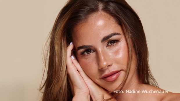 Sarah Engels hat mit „Für immer“ offenbar den Nerv der Nutzerinnen und Nutzer des Videoportals TikTok getroffen. In dessen deutschen Musikcharts macht die Wedding-Ballade in dieser Woche einen großen Sprung nach oben. Auch in den Top 5 der Schlager Charts behauptet sich der Song. (Foto: Nadine Wuchenauer)