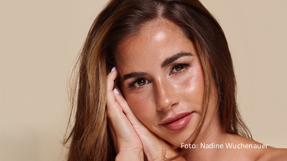 Sarah Engels hat mit „Für immer“ offenbar den Nerv der Nutzerinnen und Nutzer des Videoportals TikTok getroffen. In dessen deutschen Musikcharts macht die Wedding-Ballade in dieser Woche einen großen Sprung nach oben. Auch in den Top 5 der Schlager Charts behauptet sich der Song. (Foto: Nadine Wuchenauer)