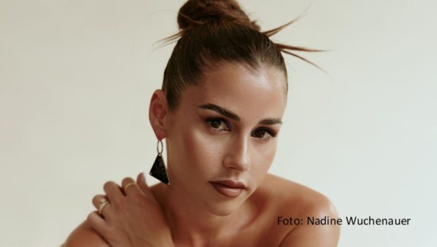 Sarah Engels ist mit ihrer aktuellen Single „Für immer“ auch in der fünften Woche stark in den Schlager Charts vertreten. Der Wedding-Ballade gelang in der jüngsten Ausgabe der Hitliste der Sprung auf Rang drei – und damit ihre bislang höchste Platzierung. (Foto: Nadine Wuchenauer)