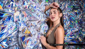 Der Countdown zum Eurovision Song Contest 2026 hat begonnen. Bevor im Mai das große Finale in Wien über die Bühne geht, entscheidet sich am 28. Februar, wer Deutschland vertreten wird. Beim von Barbara Schöneberger und Hazel Brugger moderierten Vorentscheid steht u.a. Sängerin Sarah Engels auf der Bühne. Foto © ARD/SW/Claudius Pflug