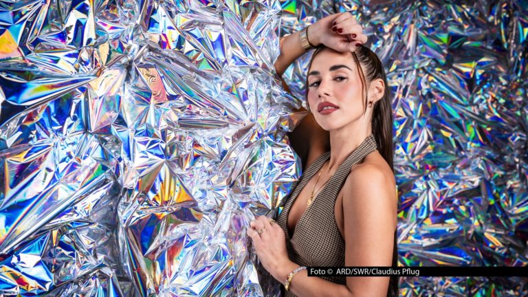 Der Countdown zum Eurovision Song Contest 2026 hat begonnen. Bevor im Mai das große Finale in Wien über die Bühne geht, entscheidet sich am 28. Februar, wer Deutschland vertreten wird. Beim von Barbara Schöneberger und Hazel Brugger moderierten Vorentscheid steht u.a. Sängerin Sarah Engels auf der Bühne. Foto © ARD/SW/Claudius Pflug