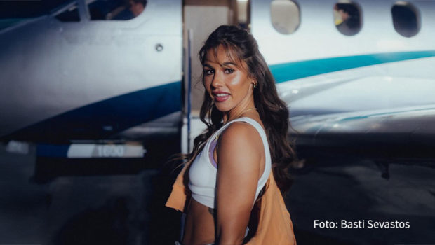 Sängerin Sarah Engels feiert am heutigen 9. August Veröffentlichung ihrer Single „Flieg mit mir“. Der sommerliche Popsong ist ab sofort überall per Download und Stream erhältlich und lädt zu einer musikalischen Weltreise ein. Sarah Engels verspricht „positive Vibes und gute Laune“. (Foto: Basti Sevastos)