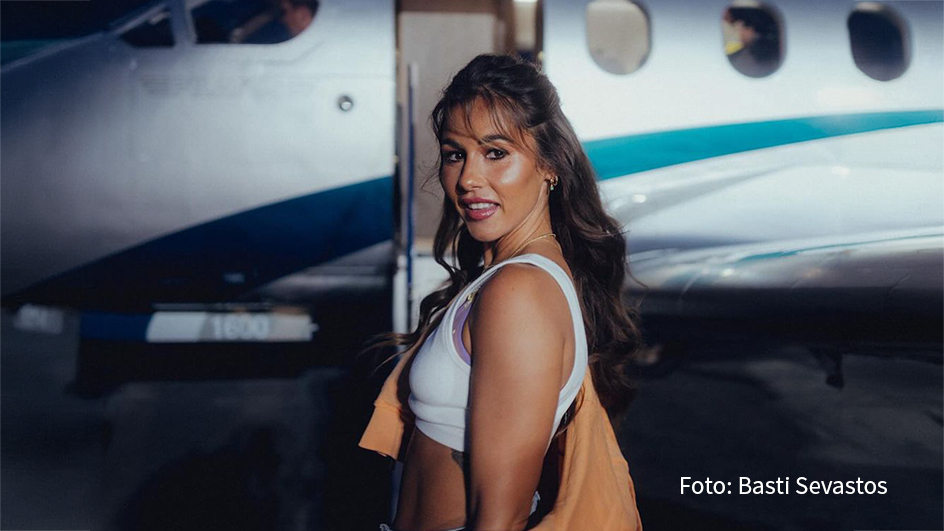 Sängerin Sarah Engels feiert am heutigen 9. August Veröffentlichung ihrer Single „Flieg mit mir“. Der sommerliche Popsong ist ab sofort überall per Download und Stream erhältlich und lädt zu einer musikalischen Weltreise ein. Sarah Engels verspricht „positive Vibes und gute Laune“. (Foto: Basti Sevastos)