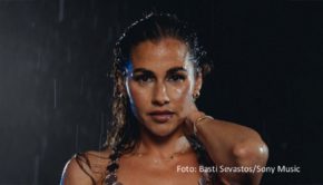 Mit ihrer neuen Single „Wie nie zuvor“ hat Sängerin Sarah Engels die Spitzengruppe der Schlager Charts erreicht. Der Titel schaffte in der aktuellen Ausgabe der Hitliste den Sprung auf Platz 3 und ist damit der herausragende Aufsteiger der Woche. (Foto: Basti Sevastos/Sony Music)