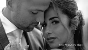 Mit ihrer aktuellen Single „Für immer“ eroberte Sarah Engels aus dem Stand Platz 4 der Schlagercharts. Die Wedding-Ballade machte sie damit zur höchsten Neueinsteigerin der Woche. Wie lange sie in den Top-10 bleiben wird? Vielleicht gibt der Songtitel ja die Richtung vor. (Foto: Ariola/Sony Music)