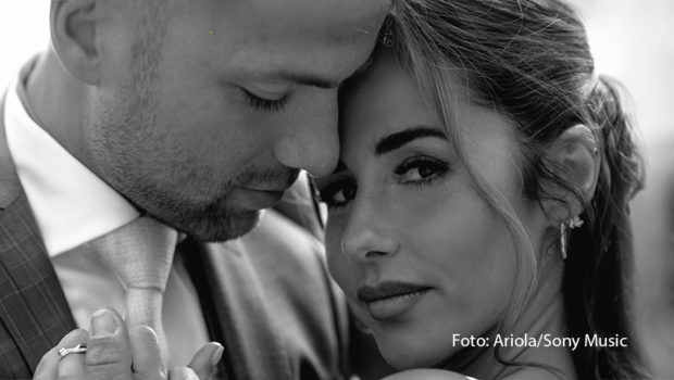 Mit ihrer aktuellen Single „Für immer“ eroberte Sarah Engels aus dem Stand Platz 4 der Schlagercharts. Die Wedding-Ballade machte sie damit zur höchsten Neueinsteigerin der Woche. Wie lange sie in den Top-10 bleiben wird? Vielleicht gibt der Songtitel ja die Richtung vor. (Foto: Ariola/Sony Music)